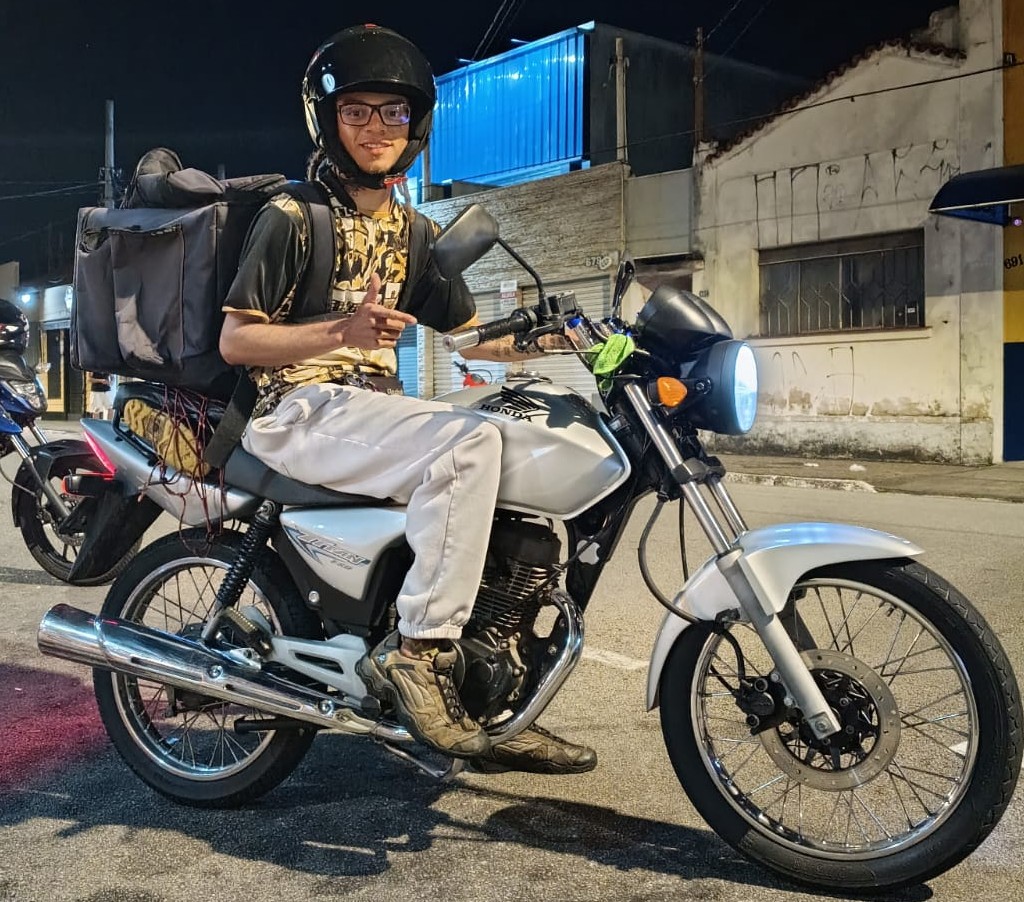 Rayan Trindade está com um leve sorriso.