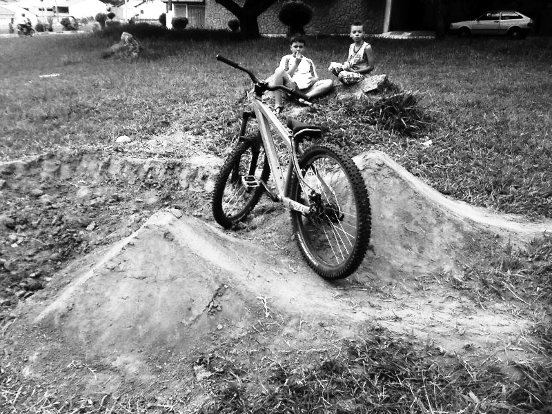 Rayan criança com bicicleta BMX, demonstrando paixão por esportes radicais.