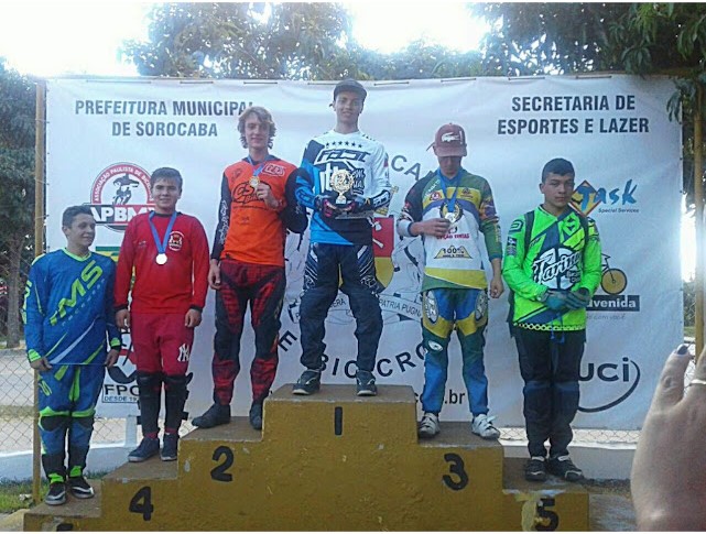 Rayan no pódio, celebrando uma conquista em competição de BMX.